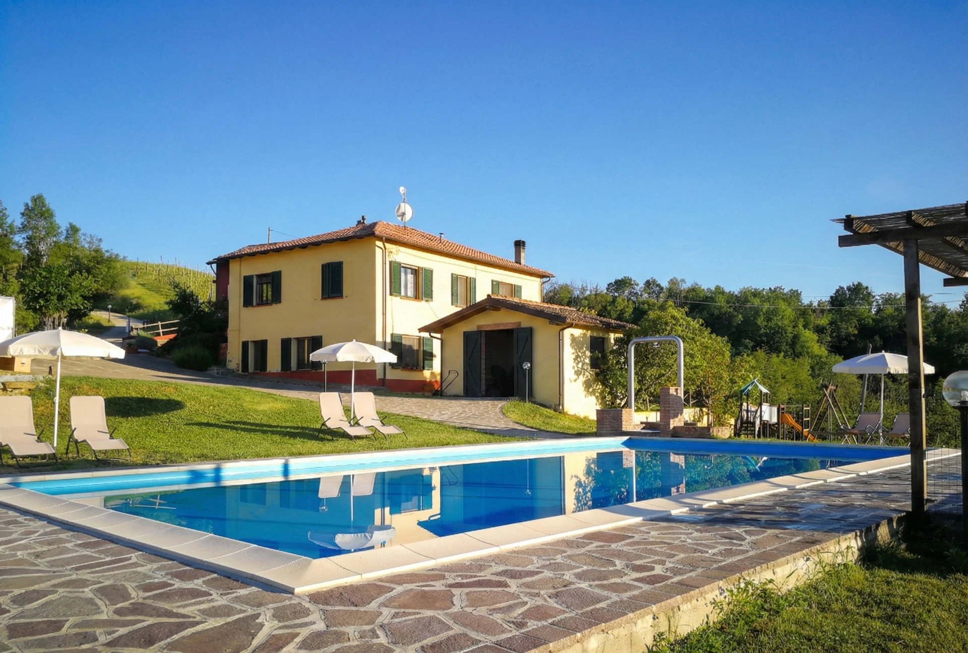 Piscina panoramica di Tenuta MonteOliveto nelle Langhe