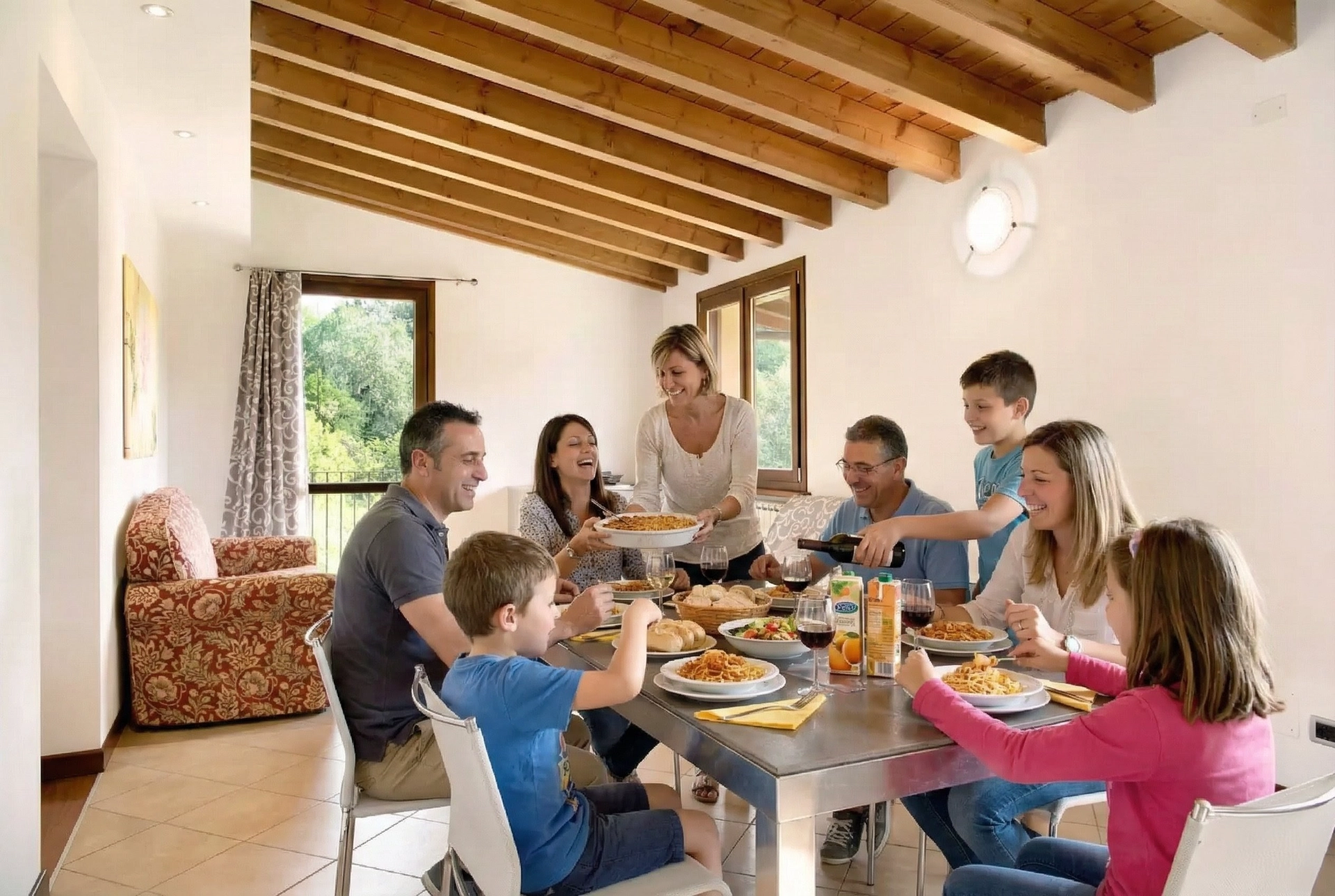 Famiglia riunita nella sala da pranzo di un cottage nelle Langhe